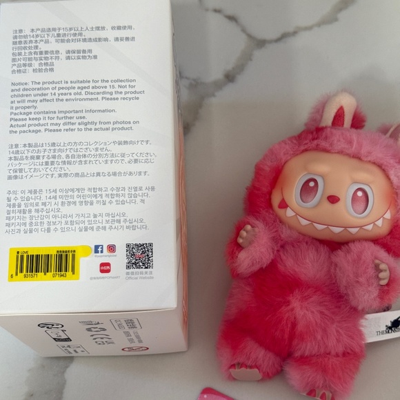 THE MONSTERS Big into Energy Series - Vinyl Plush Pendant LOVE - Picture 2 of 4